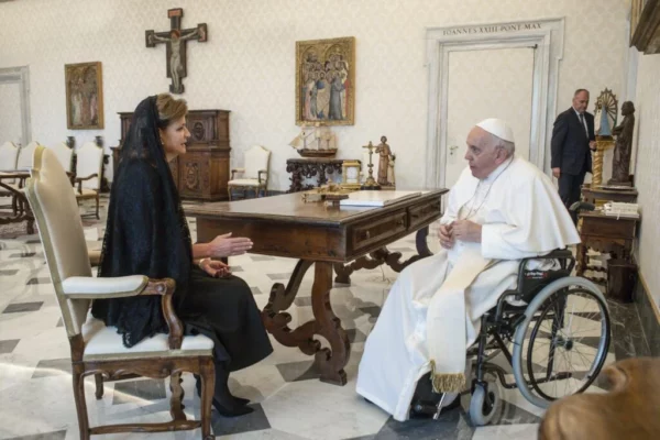 La vicepresidente Raquel Peña junto al papa Francisco. Fuente externa