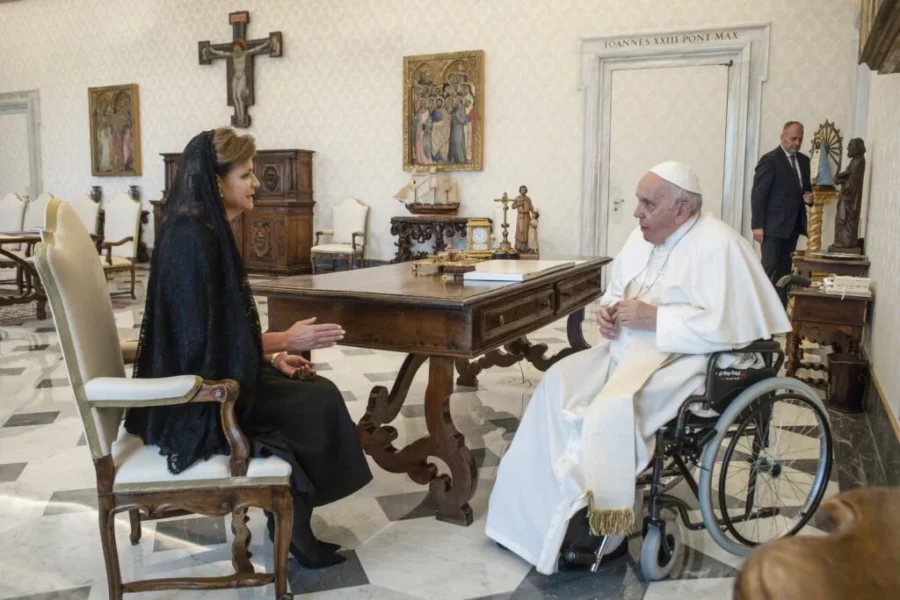La vicepresidente Raquel Peña junto al papa Francisco. Fuente externa