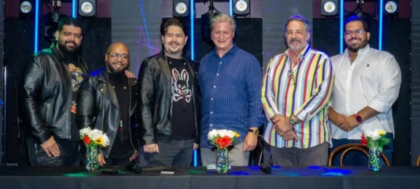 4ta  Dimensión, fundada y dirigida por el baterista Carlos Echavarría, es una banda tributo con un estilo que fusiona el rock.