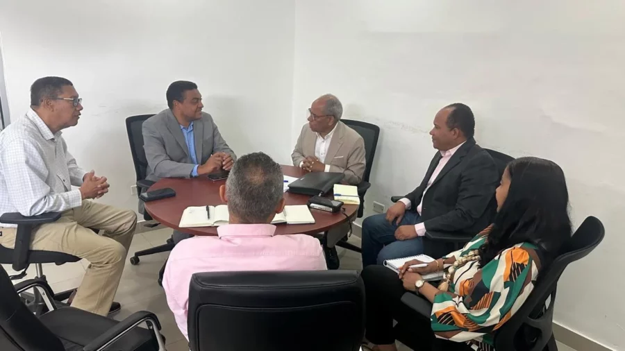 José Monegro, presidente del Comité Organizador de los juegos, conversa con Onésimo González, director del TRAE.
