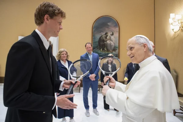 El tenista  Jannik Sinner junto al papa León XIV .