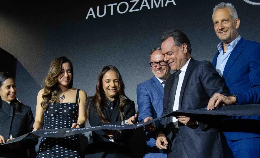 Ramón Ernesto Morales y ejecutivos de Mercedes Benz  cortan la cinta inaugural.