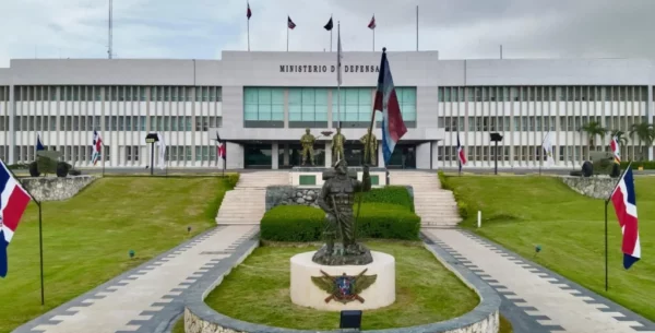El presidente Luis Abinader formalizó la invitación a Hipólito Mejía, Leonel Fernández y Danilo Medina, los cuales confirmaron.