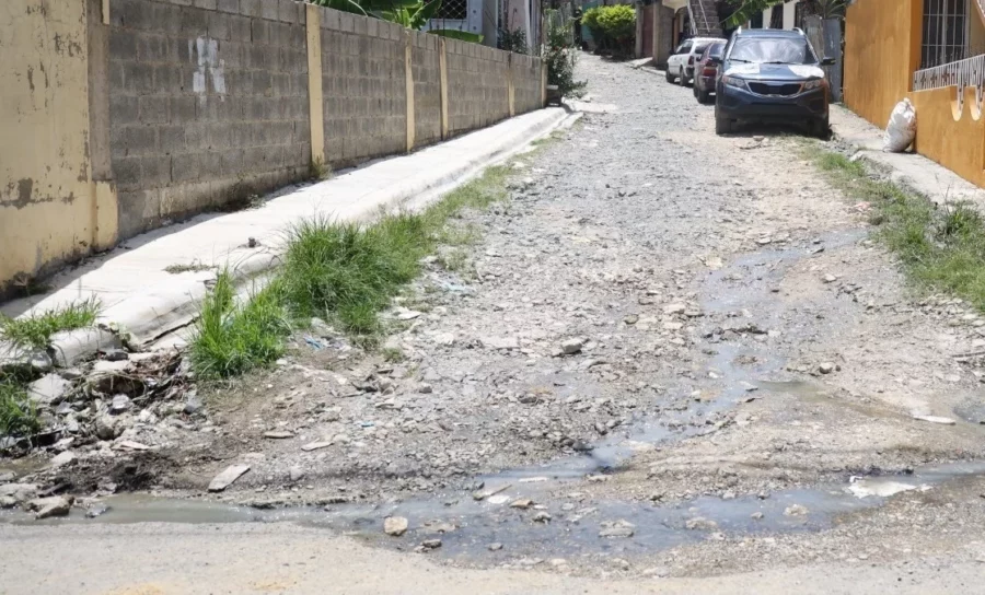 Los Arqueanos y Solares de Remanso: comunidades olvidadas reclaman arreglo de sus calles