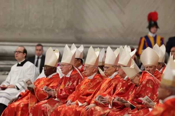 Cardenales en el vaticano