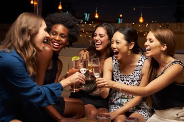 Más mujeres beben alcohol: causas, riesgos y cómo frenarlo
