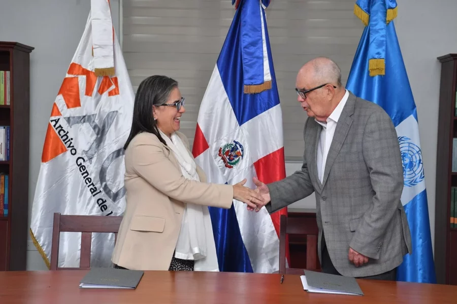Directivos de ambas entidades en la firma del acuerdo.