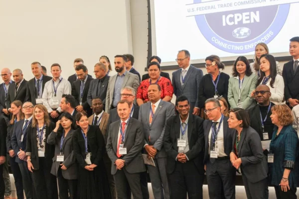 Eddy Alcántara junto a otros pares en actividad.