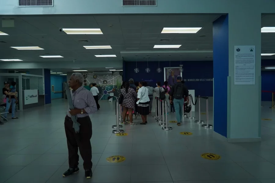 Filas en hospital Marcelino Vélez
