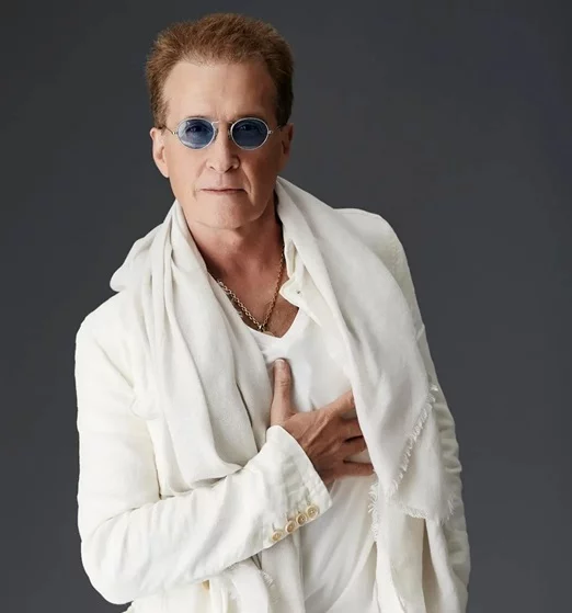 SANTO DOMINGO. – La superestrella internacional, aclamado por muchos como el “Rey del Pop Latino”, Emmanuel, vuelve a la emblemática Sala Carlos Piantini del Teatro Nacional Eduardo Brito, el próximo 28 de agosto a las 830 de la noche, con su electrizante, inolvidable y novedoso show “Emmanuel Tour 2025”. César Suárez Jr., quien tendrá a su cargo la producción de este espectáculo, informó que el astro mexicano sumergirá a sus fans en un recorrido por sus baladas románticas y clásicas del pop latino. “Emmanuel Tour 2025, promete una producción impactante, con una escenografía ultra moderna, un juego de luces que iluminará todo el escenario acorde con cada tema interpretado, y un sonido impecable, que harán de este espectáculo un momento inolvidable en toda su fanaticada”, destacó. Manifestó que este show será tan eléctrico como romántico, tal y como acostumbra Emmanuel en cada una de sus presentaciones. “con un repertorio de grandes éxitos, interpretados junto a una orquesta tan refrescante como potente, que se pasea entre el rock, el funk y los códigos tropicales”. De acuerdo con el productor, este gigante de la música latina e internacional ofrecerá una noche llena de energía palpitante al ritmo de todos sus éxitos. “Promete un recorrido por sus grandes temas mezclados de manera diversa y actual con nuevos arreglos”. Emmanuel fue galardonado en el 2024 en el país con un Soberano Internacional, la premiación del arte más importante del país. Entre sus éxitos incluirá un repertorio de canciones tan clásicas y apasionadas como “Quiero dormir cansado”, “Pobre Diablo”, “Tengo mucho que aprender de ti”, “Corazón de Mealo”, “Sentirme vivo”, “Desesperado”, “Ese soy yo”, “Bella señora” “La Chica de humo”, entre muchos otros que el público disfrutará de principio a fin. Durante sus 40 años de reinado musical, Emmanuel ha dejado una huella innegable y muy influyente en la música Su ilustre carrera incluye 19 álbumes, millones en ventas y numerosos premios y reconocimientos. Con millones de discos vendidos en su carrera, importantes reconocimientos y giras internacionales, Emmanuel es uno de los artistas con mayor prestigio y vigencia en el mundo de habla hispana. Se ha caracterizado por ser figura líder en todos sus pasos y creativo en la línea vanguardista de la música, los videos y la producción escénica. Todo esto además de ser un artista innovador que creó un estilo propio y detrás de él, todo un movimiento en el que su sólida trayectoria lo ha convertido en un artista generacional y en todo un ícono de la música latina del género pop. Las boletas estarán a la venta en Uepa Tickets, boletería del Teatro Nacional, Centro Cuesta Nacional, Jumbo y Supermercados Nacional. Emmanuel estará en el Teatro Nacional