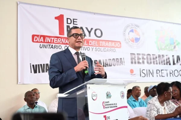 Foto 1 Ministro de Trabajo Eddy Olivares Ortega