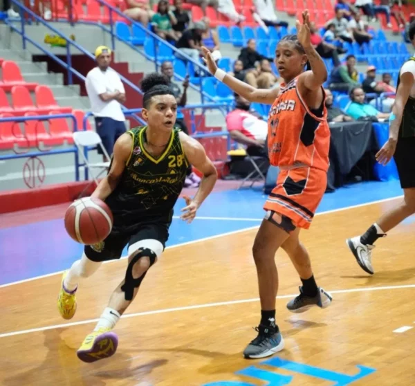 Jennifer Jiménez, del club San Carlos, driblea el balón en una ofensiva ante la defensa de Laura Díaz, de La Ciénaga.