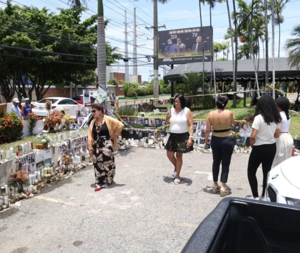 Personas visitando el Jet Set luego de la tragedia