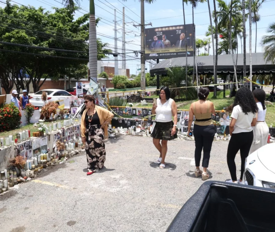 Personas visitando el Jet Set luego de la tragedia