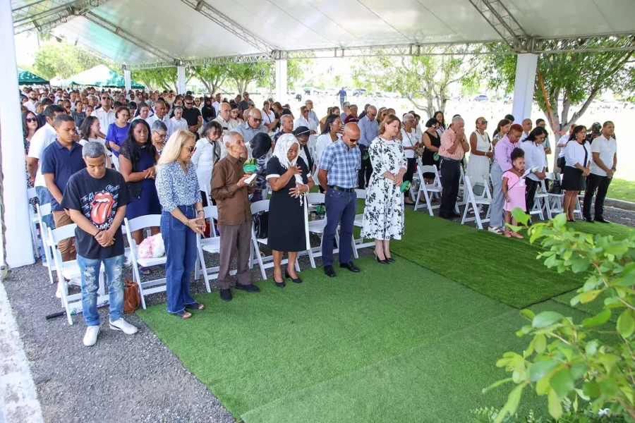 Se dieron cita cientos de personas a rendir tributo a las madres.