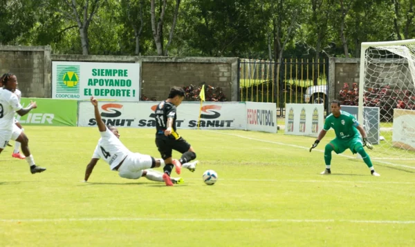 Valentin Sabella MOCA FC en uno de sus intentos ante Miguel Lloyd del Cibao FC