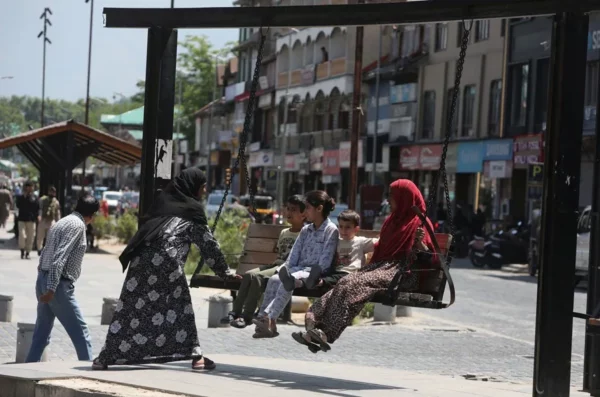 Niños juegan en un columpio en Srinagar, India.