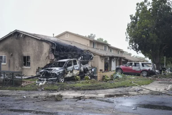 El avión se estrelló en una zona residencial. AP