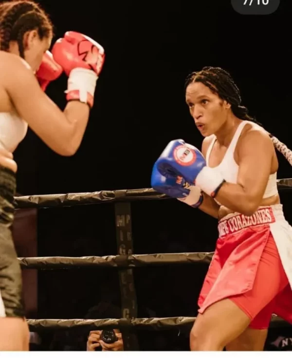 Claribel Mena (derecha)  toma el boxeo como trampolín  para darle mejor condición a sus hijos