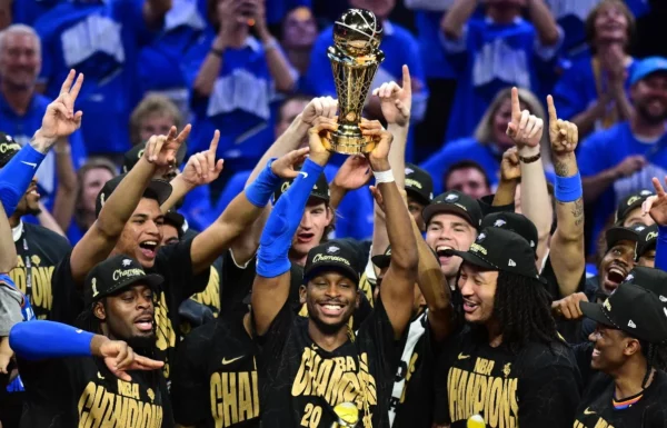 Jugadores de los Thunders   celebran la obtención del título de campeón de la NBA.