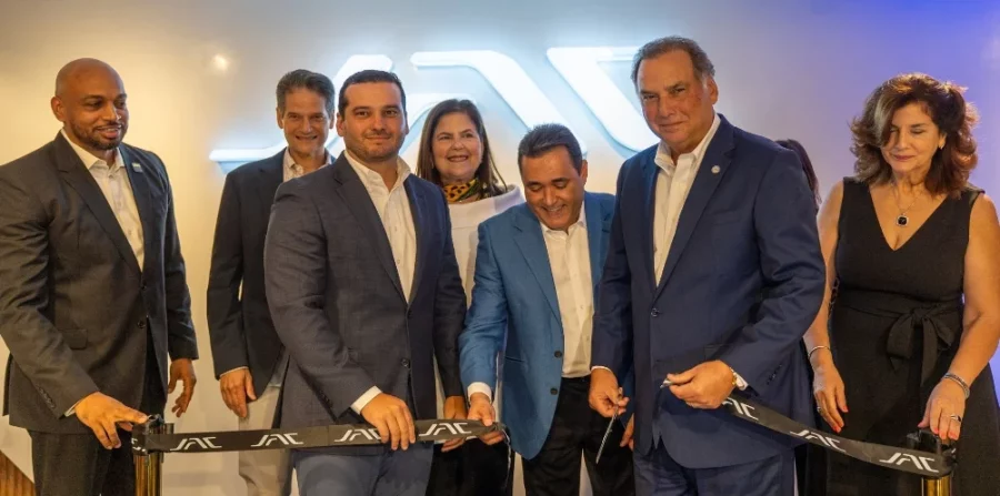 Ejecutivos de Grupo Viamar y JAC Dominicana mientras realizan el corte de cinta inaugural.