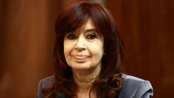 Cristina Kirchner ya no podrá presentarse en los próximos comicios legislativos, como tenía previsto, y cumplirá arresto domiciliario.