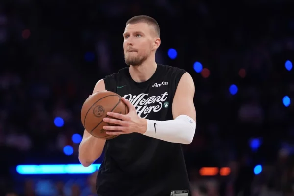 El letón Kristaps Porzingis, pasó a los  Hawks de Atlanta.