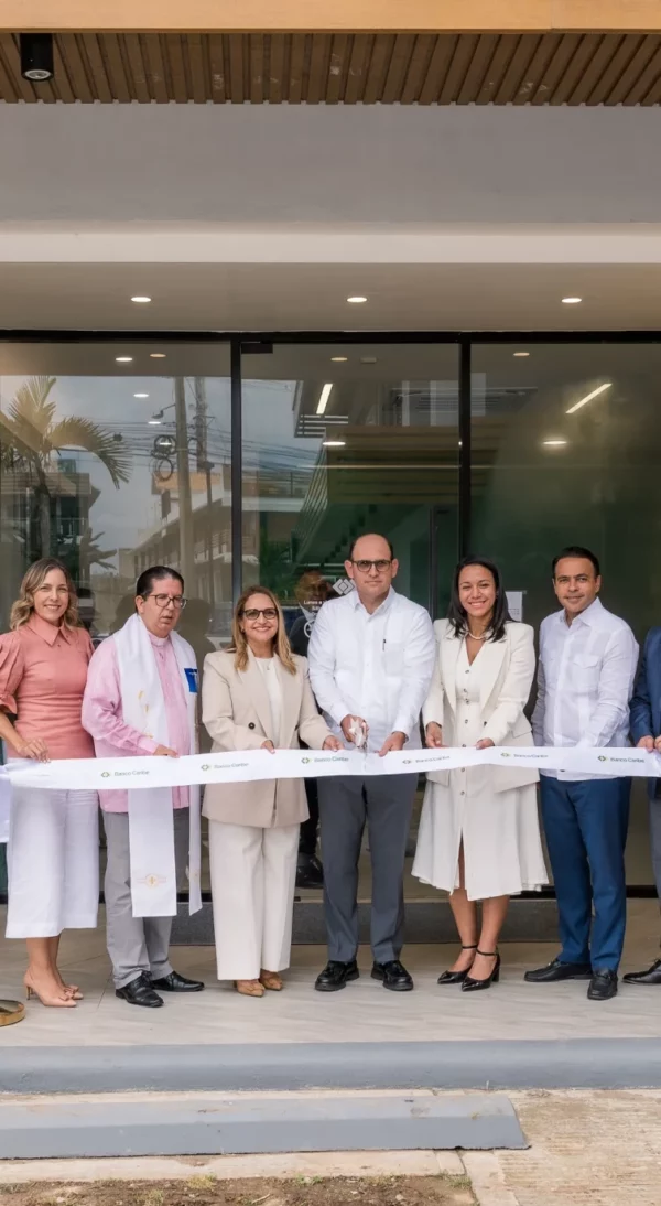 Corte de cinta sucursal Bávaro de Banco Caribe. Fuente externa