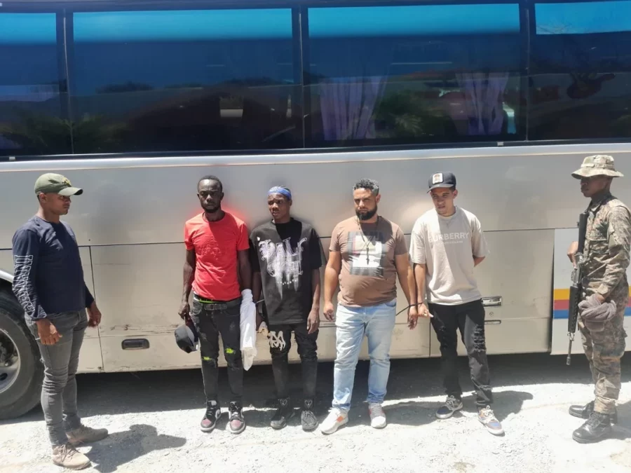 Detenidos por tráfico haitianos