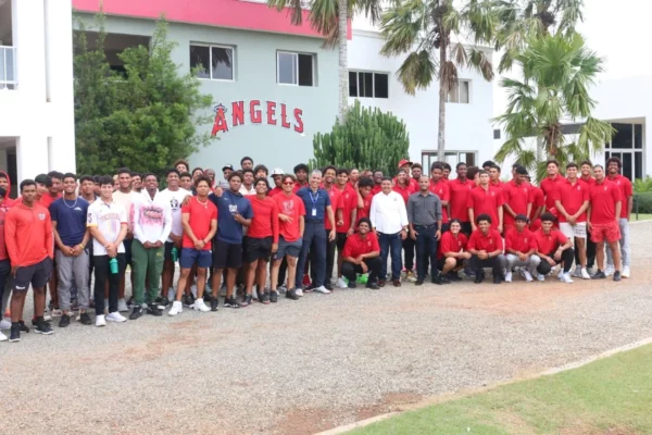 Diógenes De La Cruz y Daniel Ramirez, de la DCNB, junto a prospectos de la academia de Anaheim