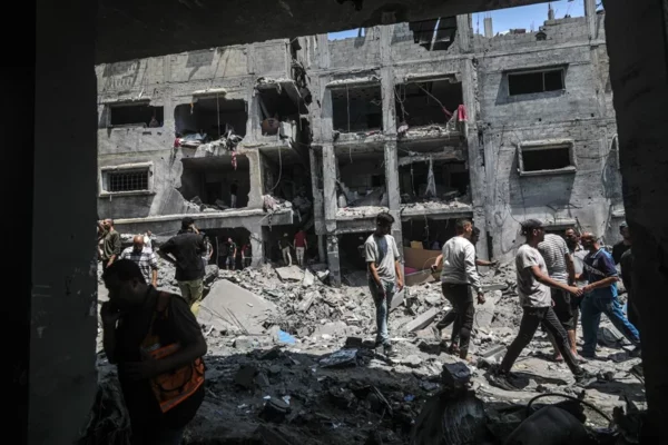 Palestinos buscan cadáveres y supervivientes entre los escombros de una casa destruida tras un ataque aéreo israelí contra el barrio de Al Sabra en la ciudad de Gaza