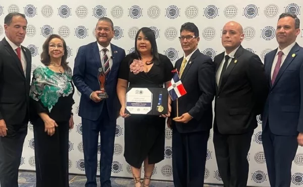 Ignacio Glass y Sulin Lantigua de Glass reciben el reconocimiento internacional. Fuente externa