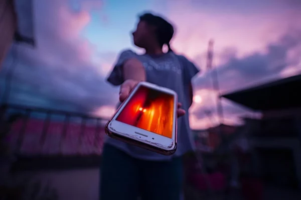 El celular es un arma silenciosa en los niños