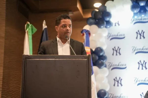 Joel Lithgow, director de la academia de New York Yankees
