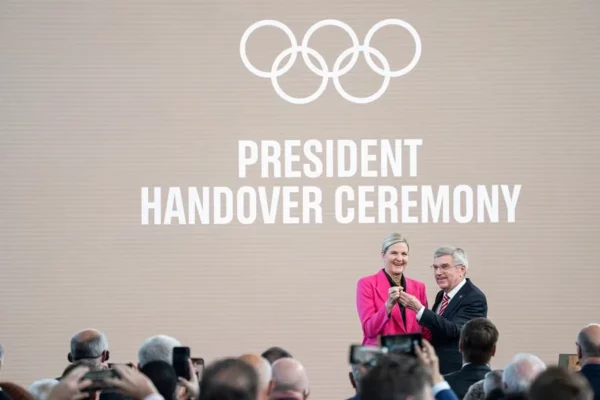 Kirsty Coventry junto a Thomas Bach