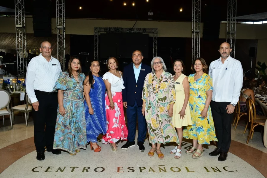 La directiva de la entidad durante el encuentro social.