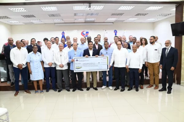Ministro Deportes entrega Cheque