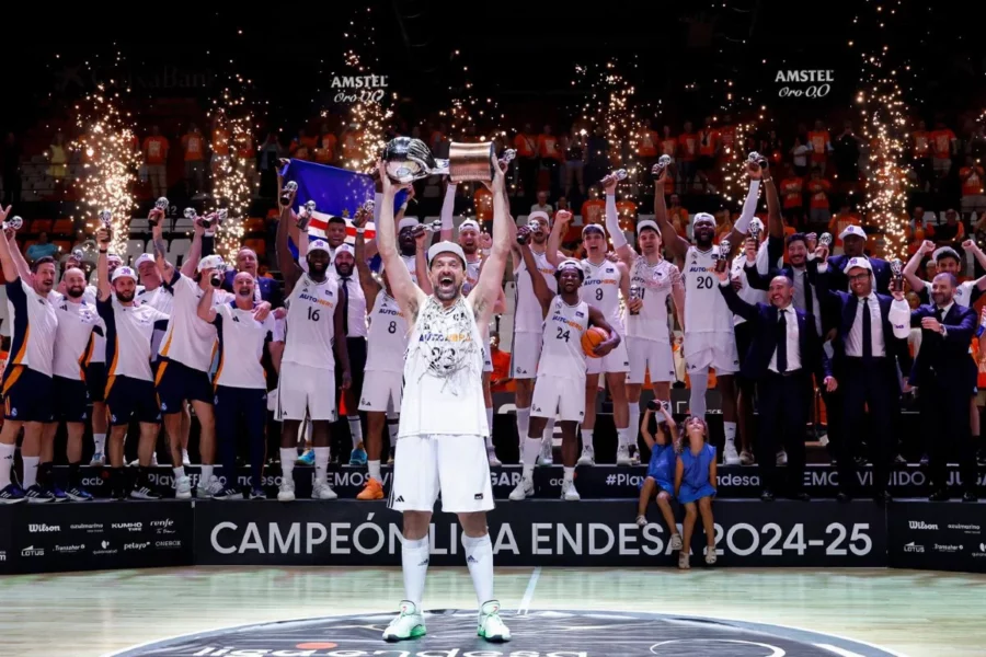 Jugadores del Real Madrid celebran campeonato