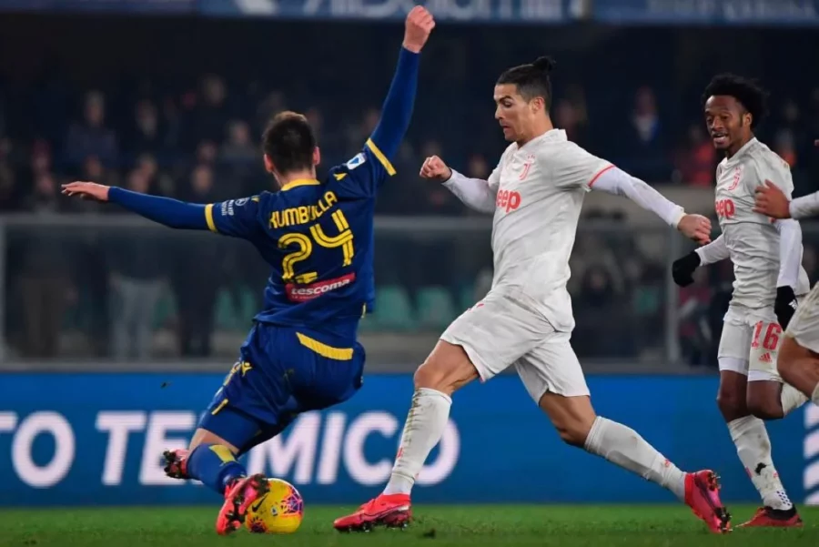 Tijjani Reijnders, izquierda, del AC Milan