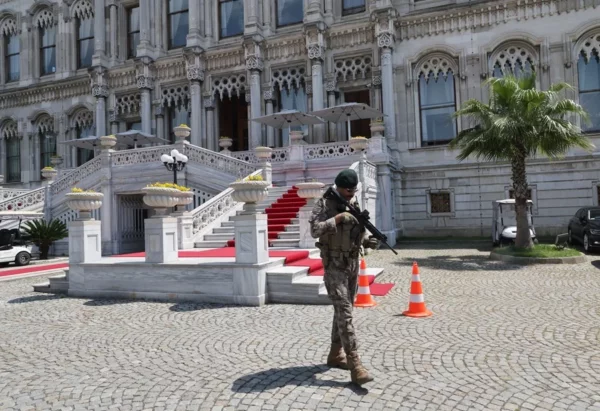 Un agente turco de la fuerzas especiales vigila la entrada del Palacio Ciragan, en Estambul, durante la segunda ronda de negociaciones entre Ucrania y Rusia.