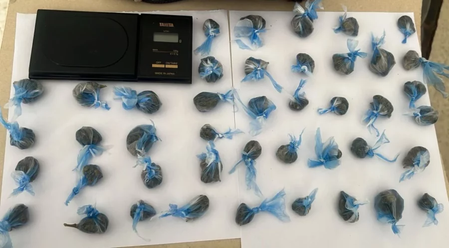 Agentes policiales ocupan porciones de sustancias controladas, entre ellas crack, marihuana y cocaína.