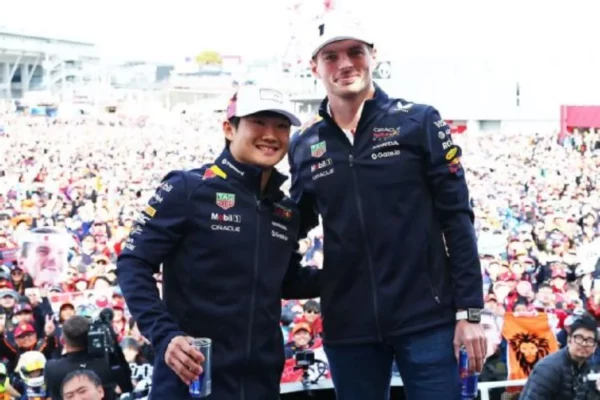 Yuki Tsunoda y Max Verstappen, compañeros en Red Bull en F1. Getty Images