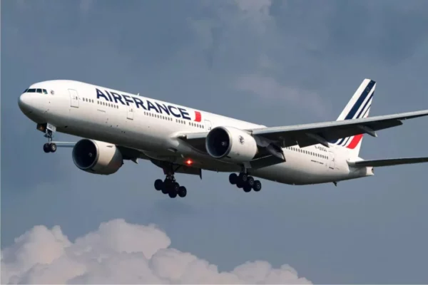 air_france_b777_landing-1068×712