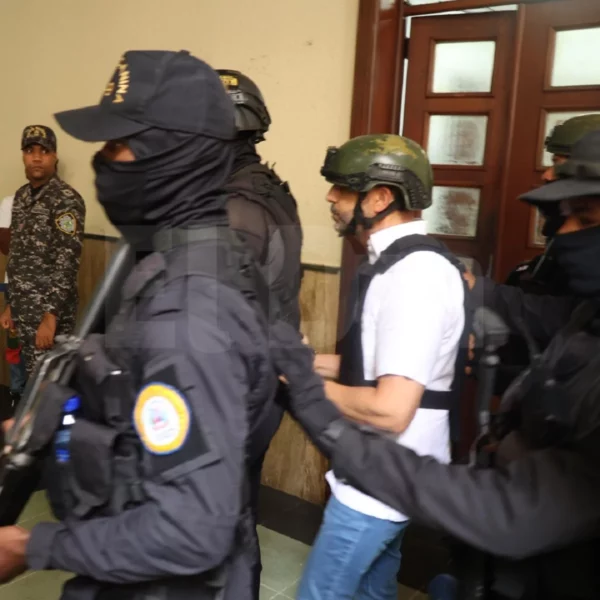 antonio espaillat llevado por los policias