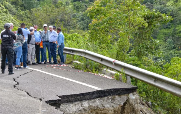 obras publicas-deslizamiento de tierra-carretera Maimón