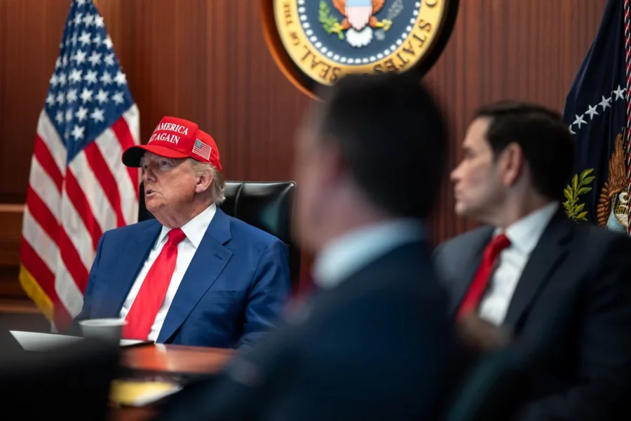 trump con la gorra roja y corbata