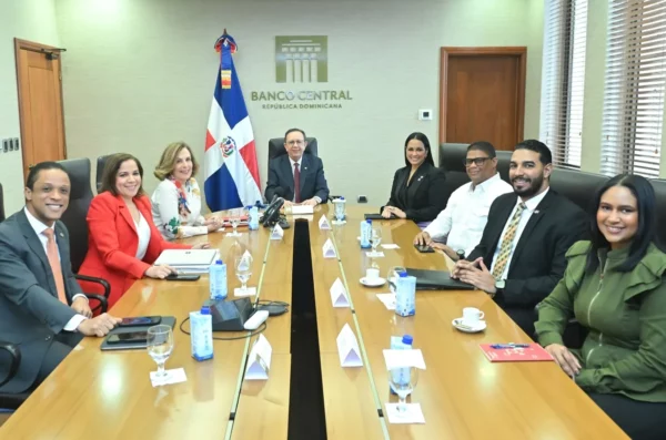 Funcionaria entregó al gobernador el informe “Dominicanos en  el exterior 2024”.