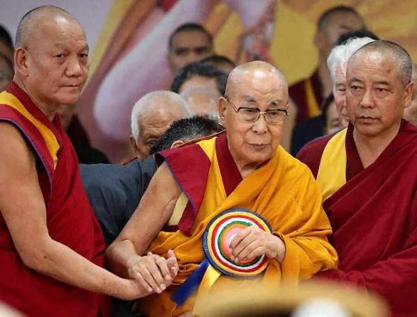 El dalái lama, que vive en la India,  celebró   su 90 cumpleaños.