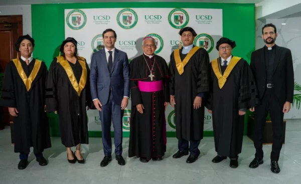 José A. Tavárez, Ynmaculada Torres, Roberto A. Salcedo, Mons. Ozoria, P. José Luis de la Cruz, Francisco Hernández y Tomás Pérez.