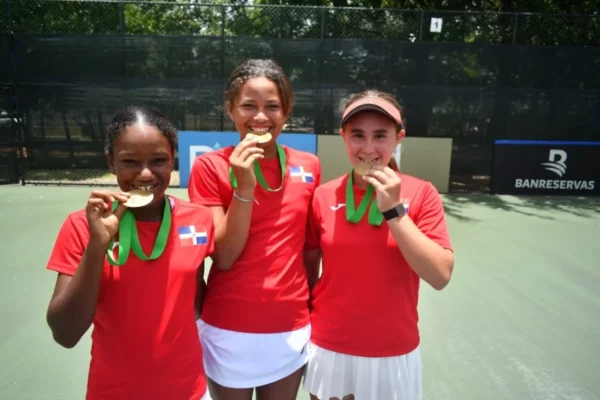 2-Kyara KhayyatEquipos-, Ana Paula Vega y Elaine Martínez, campeonas del torneo, muestran sus medallas.